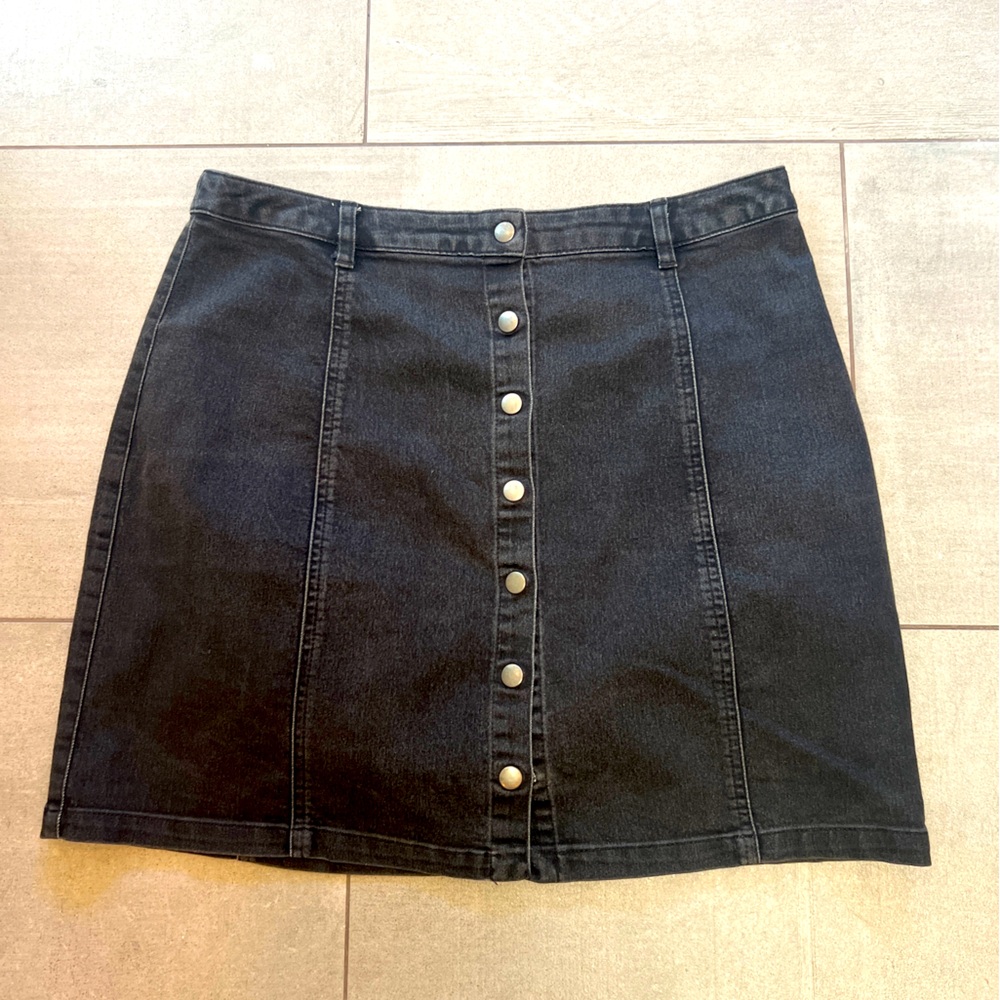 Black Denim Snap-Front Mini Skirt: great fabric w stretch for comfort! Like new